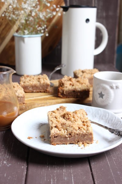 Leichter Bananen-Walnuss-Streuselkuchen mit Karamellsoße