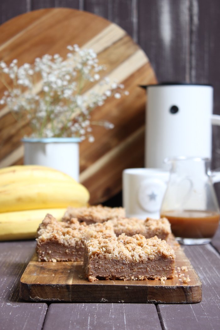 Bananen-Walnuss-Streuselkuchen mit Karamellsoße