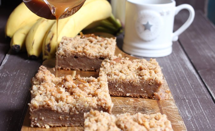 Bananen-Walnuss-Streuselkuchen mit Karamellsoße - Super Einfach 2