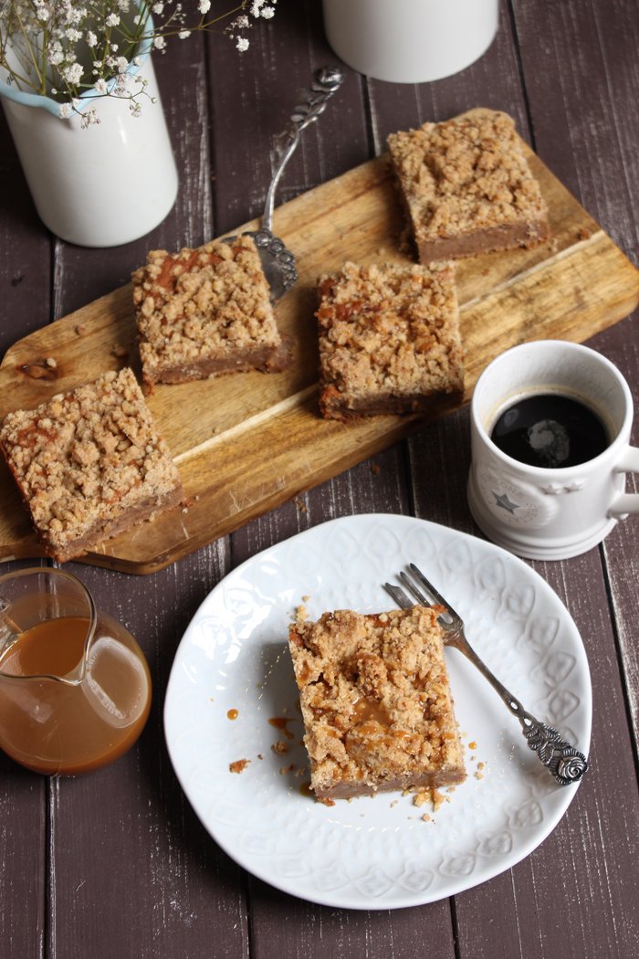 Bananen-Walnuss-Streuselkuchen mit Karamellsoße