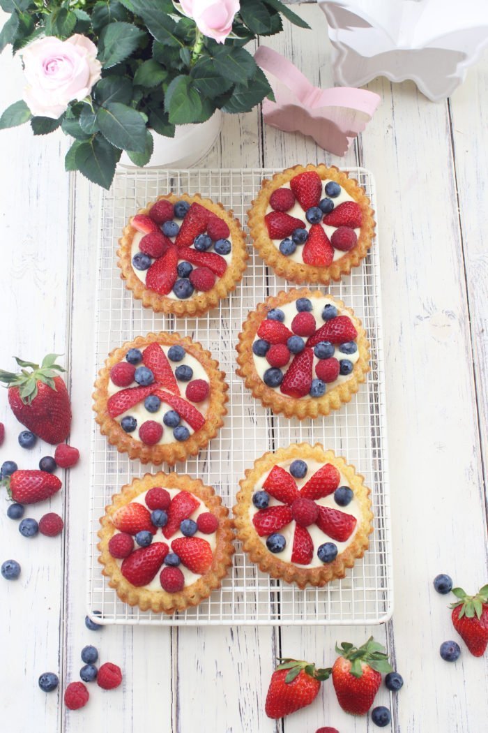 Fruchtige Beerentörtchen mit Vanillecreme - ein Genuss für jeden Anlass!