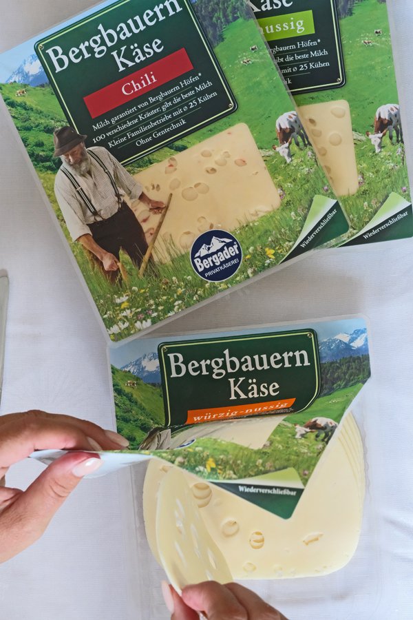 Rote-Bete-Nudeln im Päckchen mit überbackenen Bergader Bergbauern Käse