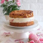Erdbeer-Bienenstich Rezept auf einer Tortenplatte