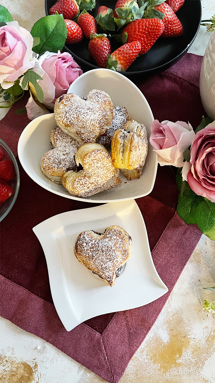 Blätterteig-Herzen mit Nutella und Früchten. Blätterteigrezepte, Valentinstag, Muttertag, Geburtstag, Gebäck