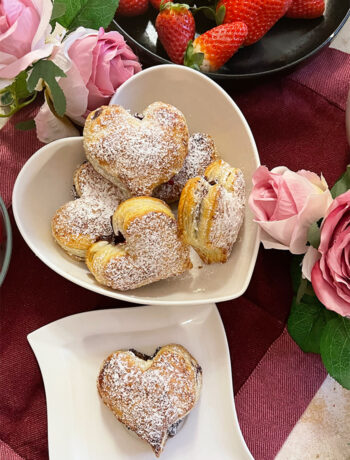 Blätterteig-herzen mit nutella und früchten. Blätterteigrezepte, valentinstag, muttertag, geburtstag, gebäck