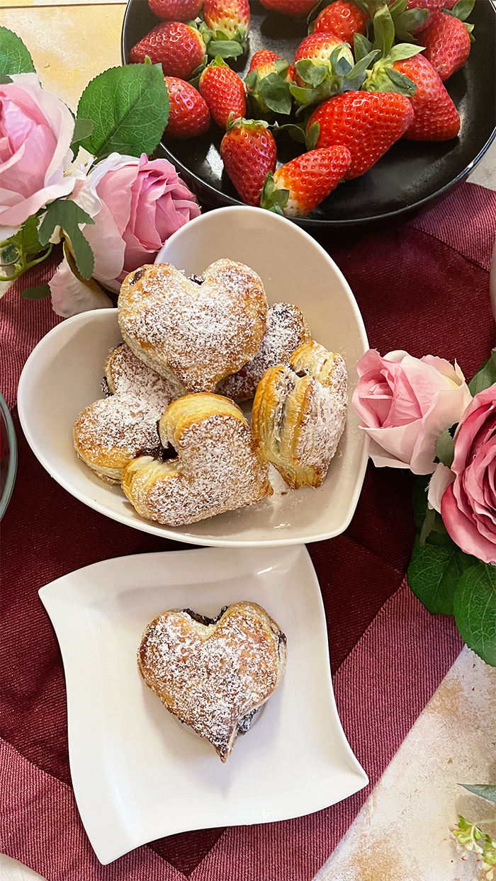 Blätterteig-Herzen mit Nutella und Früchten. Blätterteigrezepte, Valentinstag, Muttertag, Geburtstag, Gebäck