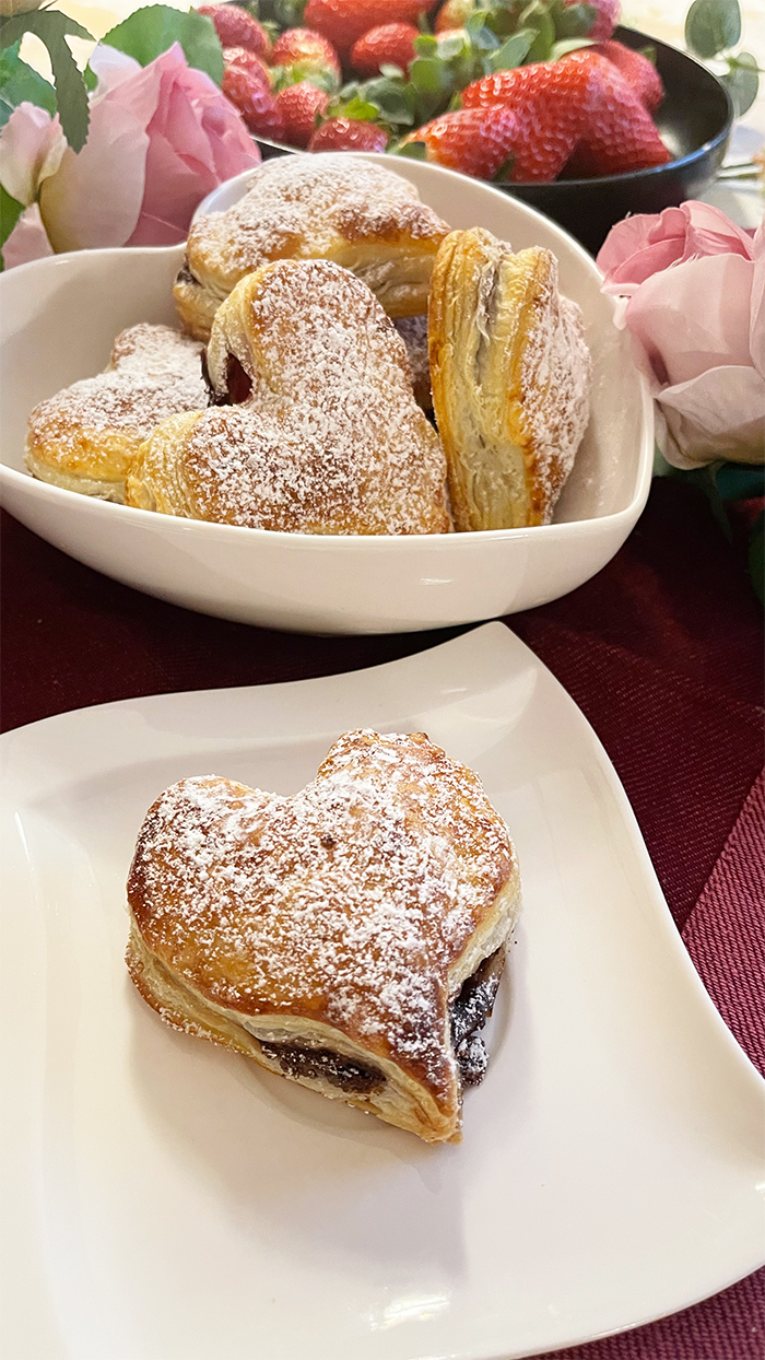 Blätterteig-Herzen mit Nutella und Früchten. Blätterteigrezepte, Valentinstag, Muttertag, Geburtstag, Gebäck