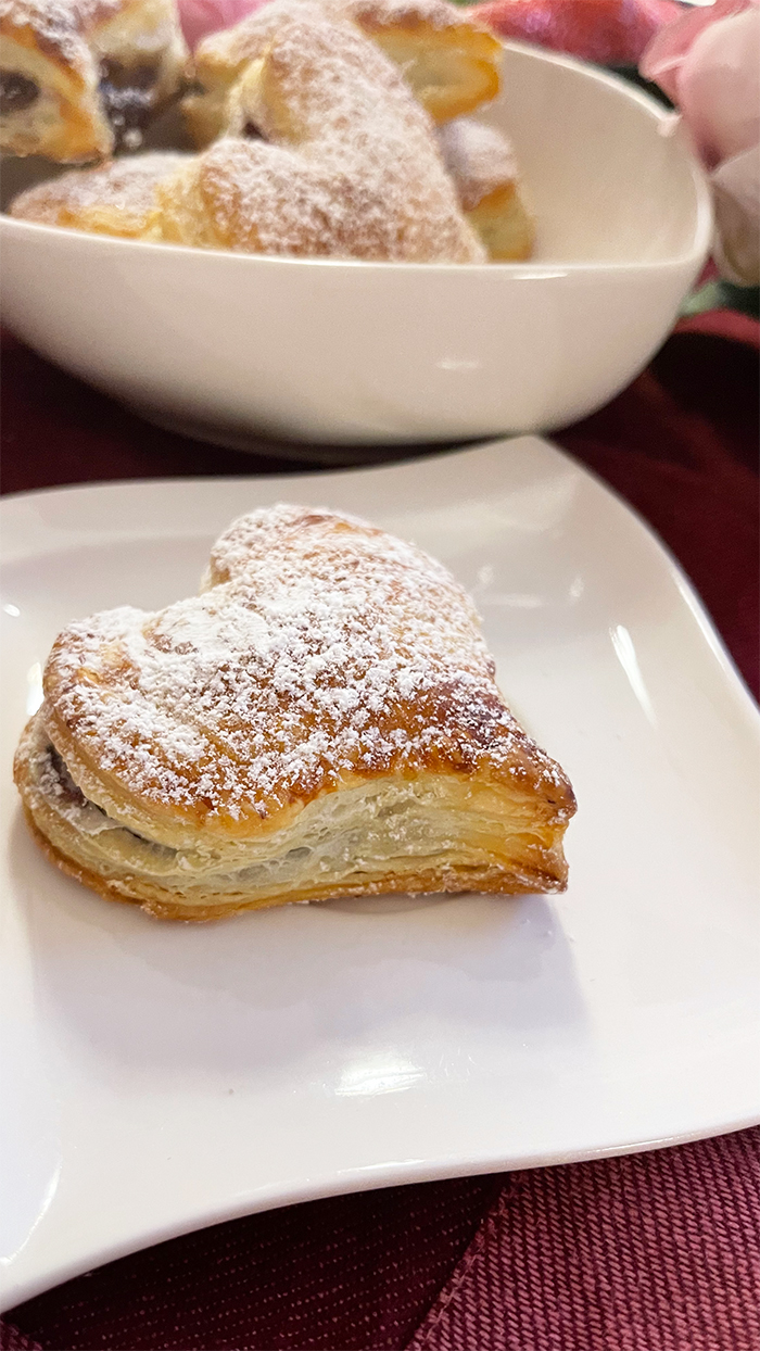 Blätterteig-Herzen mit Nutella und Früchten. Blätterteigrezepte, Valentinstag, Muttertag, Geburtstag, Gebäck