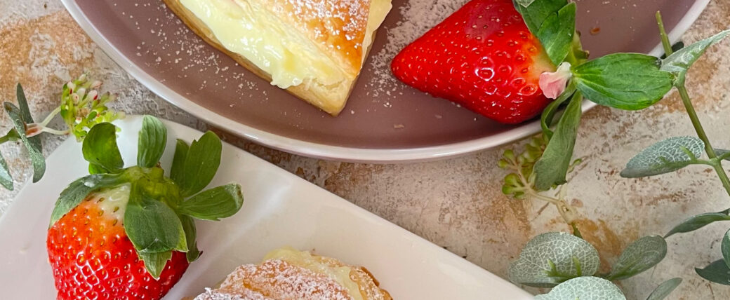 IMG Blaetterteig Herzen mit Pudding und Erdbeeren Valentinstag Muttertag 2 scaled