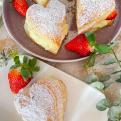 IMG Blaetterteig Herzen mit Pudding und Erdbeeren Valentinstag Muttertag 2 scaled