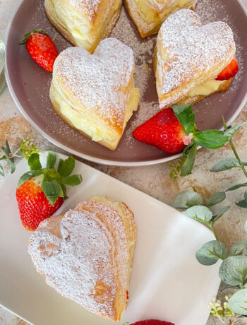 Blätterteig-herzen mit pudding und erdbeeren, blätterteig-herzen, pudding, erdbeeren. Muttertag, valentinstag, gebäck