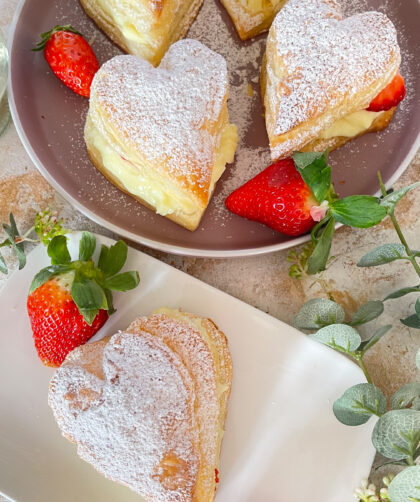 IMG Blaetterteig Herzen mit Pudding und Erdbeeren Valentinstag Muttertag 2 scaled