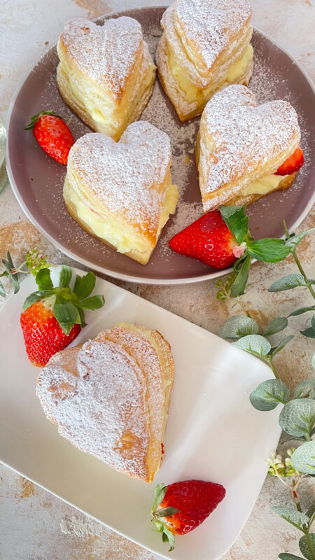Blaetterteig Herzen mit Pudding und Erdbeeren Valentinstag Muttertag 2 scaled