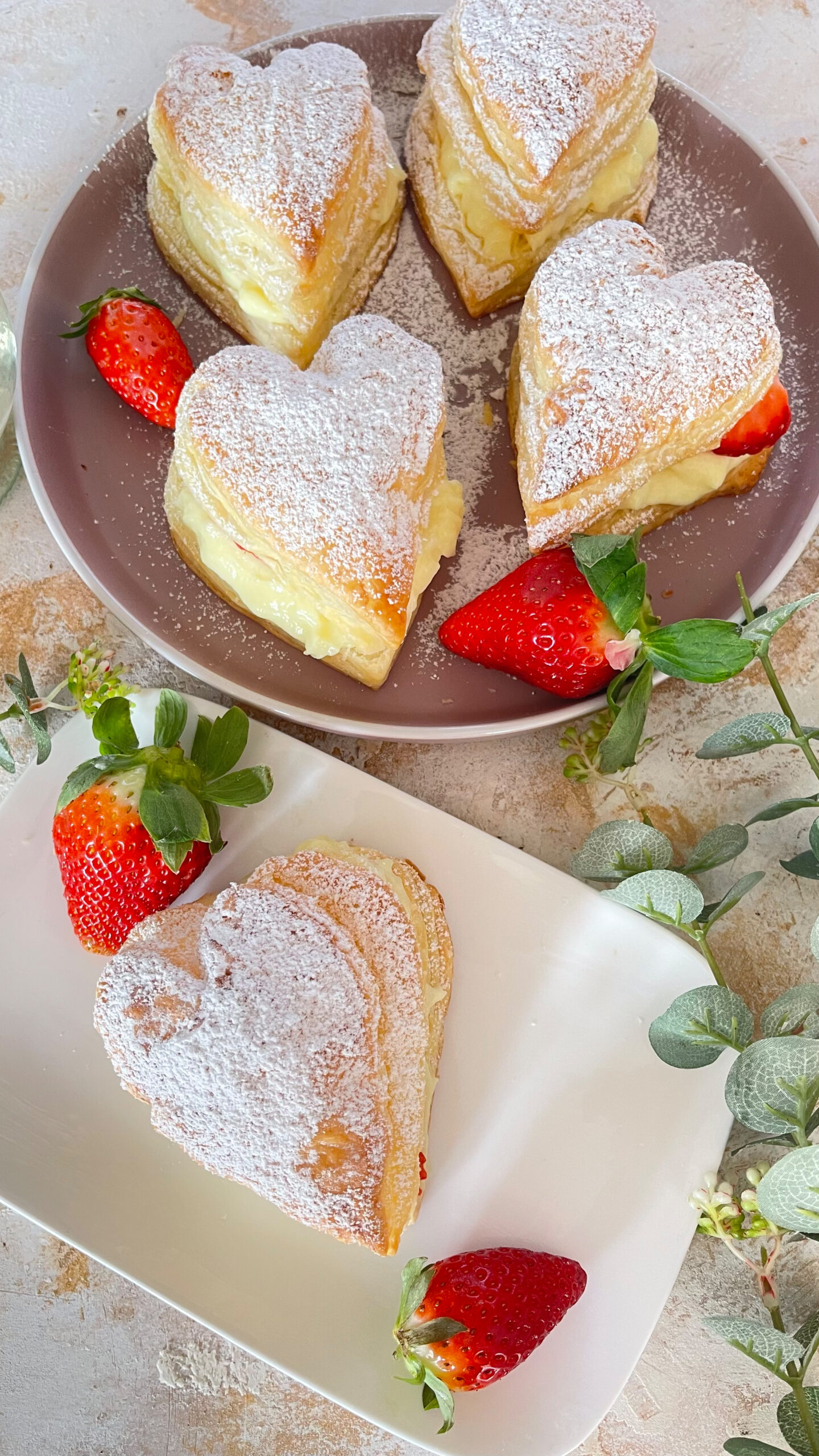 Blätterteig-Herzen mit Pudding und Erdbeeren, Blätterteig-Herzen, Pudding, Erdbeeren. Muttertag, Valentinstag, Gebäck