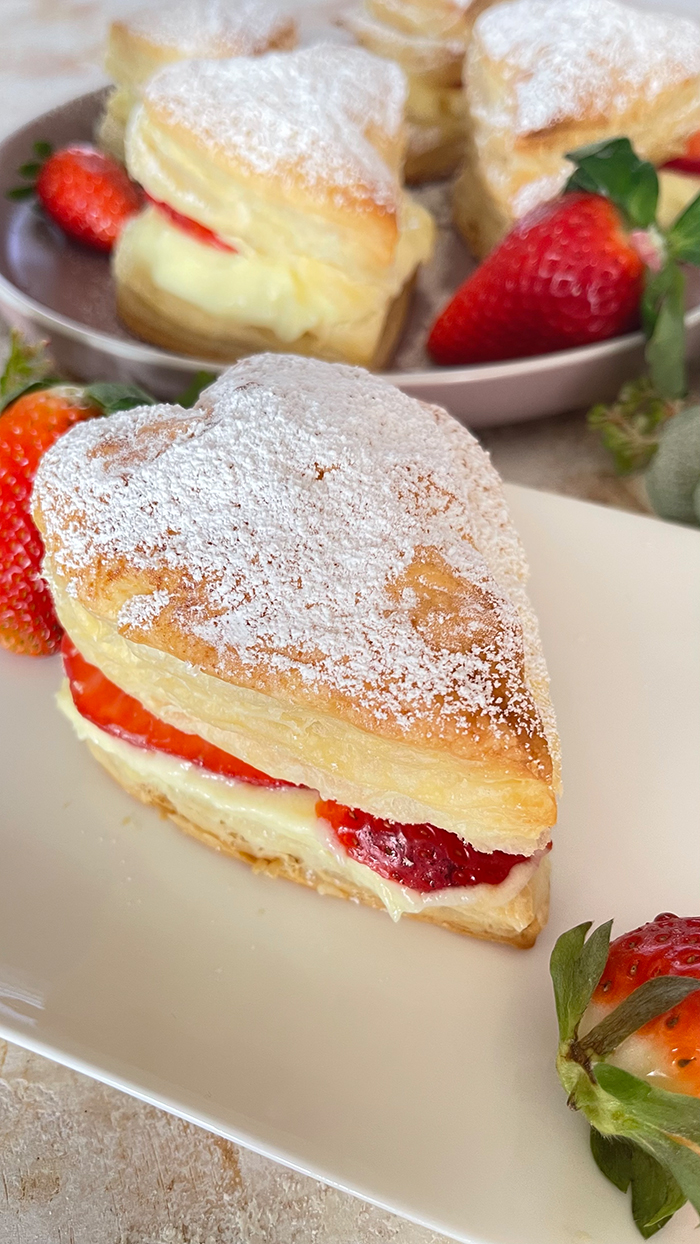 Blätterteig-Herzen mit Pudding und Erdbeeren, Blätterteig-Herzen, Pudding, Erdbeeren. Muttertag, Valentinstag, Gebäck