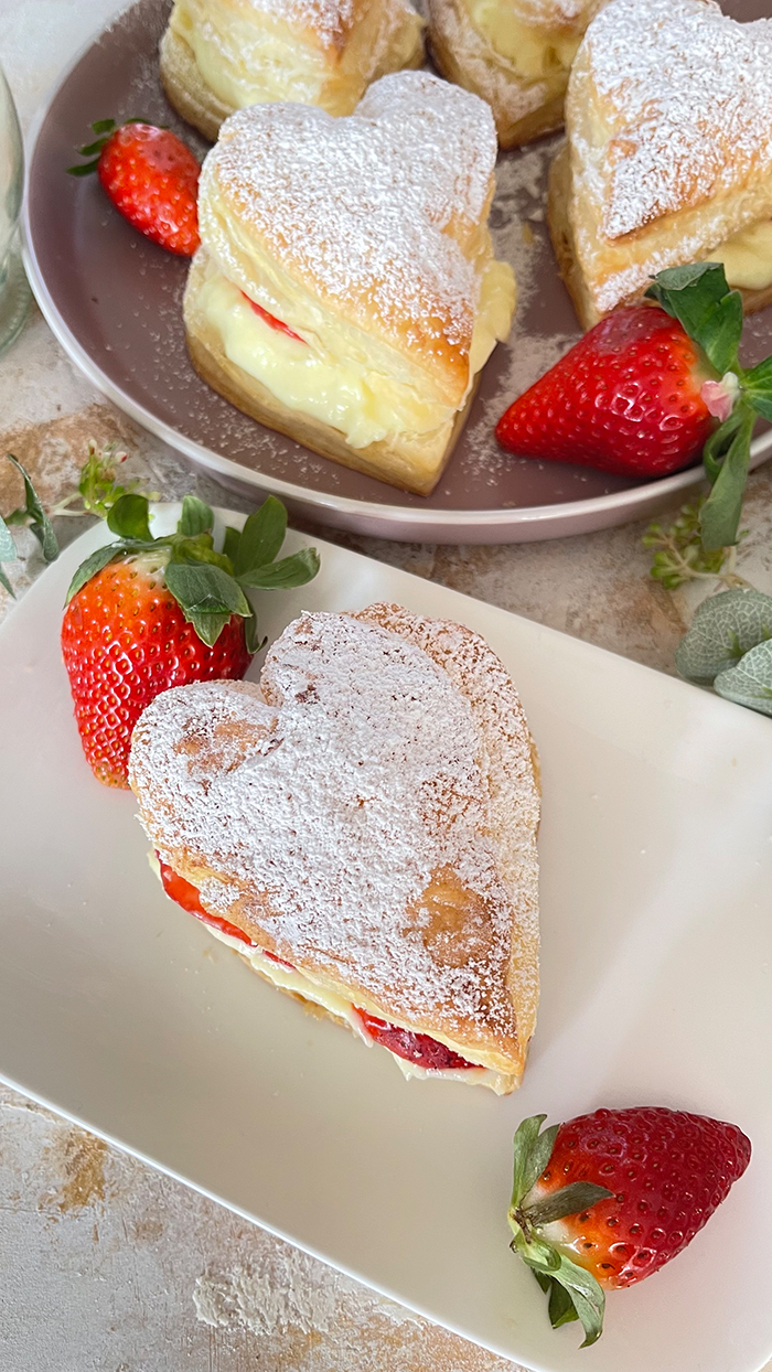 Blätterteig-Herzen mit Pudding und Erdbeeren, Blätterteig-Herzen, Pudding, Erdbeeren. Muttertag, Valentinstag, Gebäck