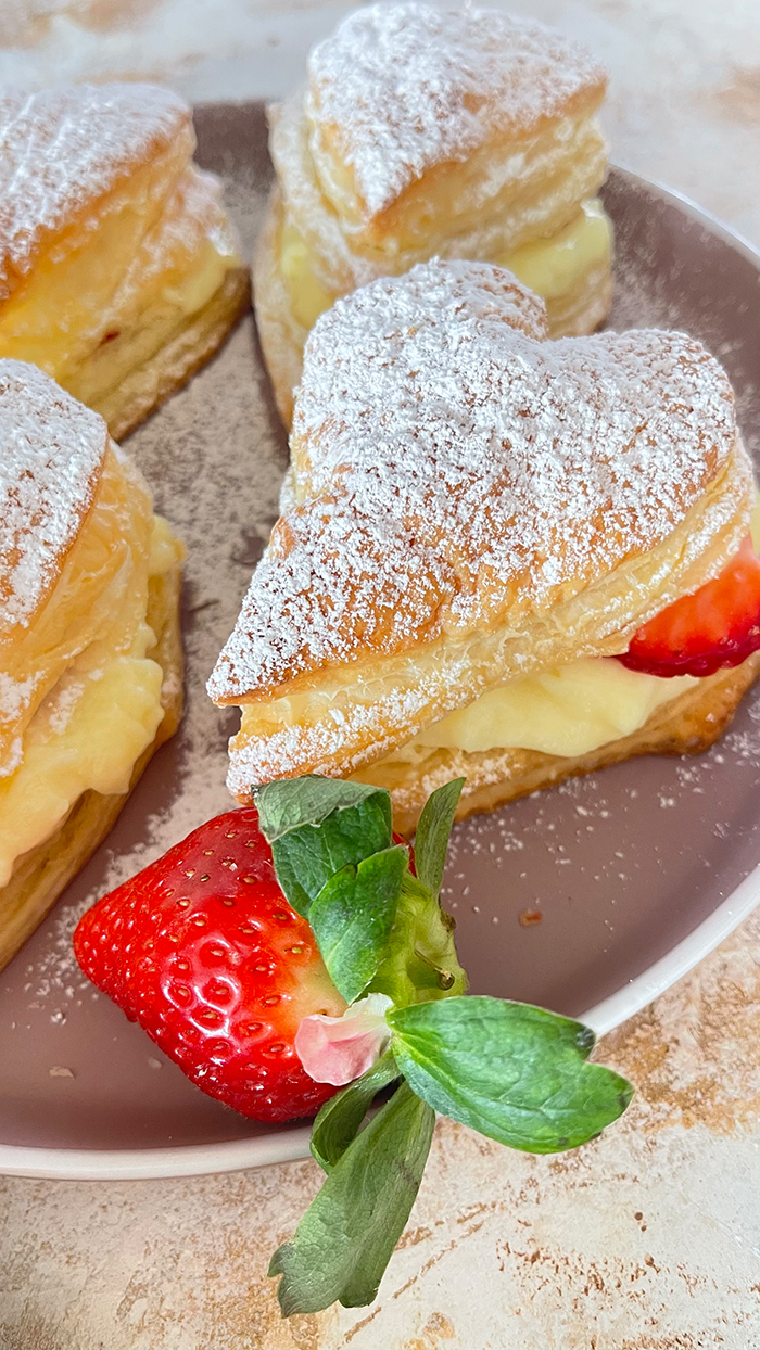 Blätterteig-Herzen mit Pudding und Erdbeeren, Blätterteig-Herzen, Pudding, Erdbeeren. Muttertag, Valentinstag, Gebäck