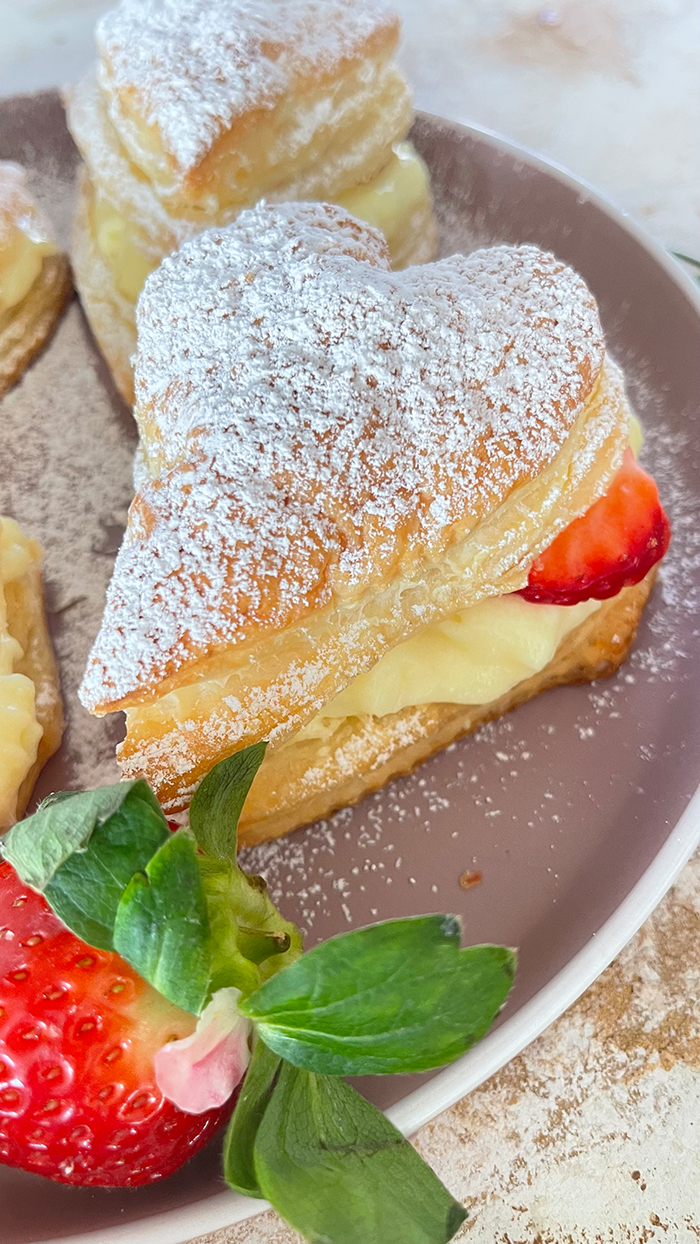Blätterteig-Herzen mit Pudding und Erdbeeren, Blätterteig-Herzen, Pudding, Erdbeeren. Muttertag, Valentinstag, Gebäck