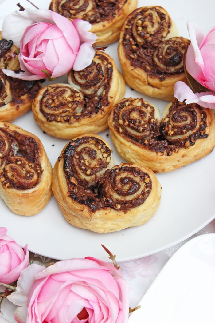 Blätterteig-Herzen mit nutella und Nüssen gefüllt