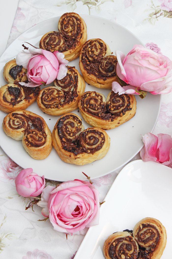 Blätterteig-Herzen mit nutella und Nüssen gefüllt