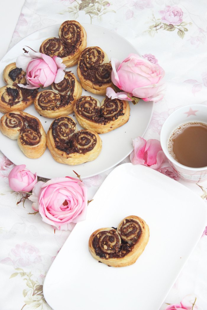 Blätterteig-Herzen mit nutella und Nüssen gefüllt