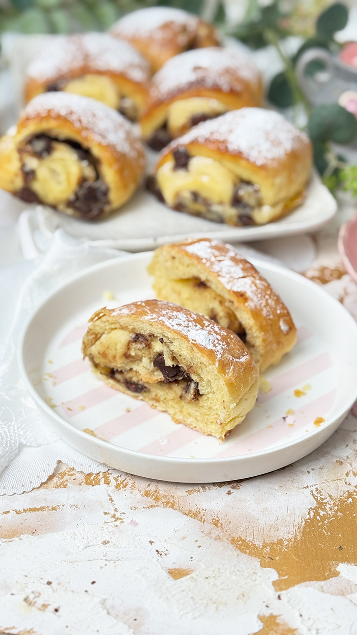 Einen Teller mit Ein Teller mit Blätterteig-Schnitten mit Nutella und Banane und Puderzucker