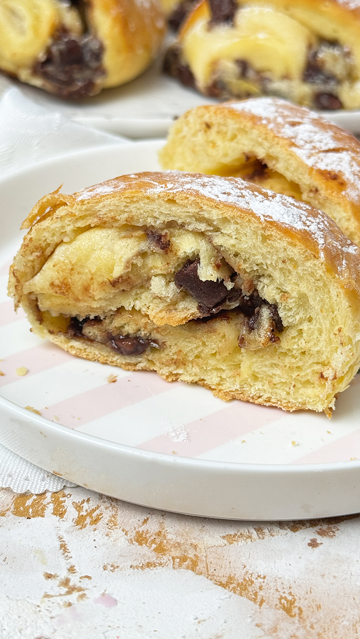 Einen Teller mit Ein Teller mit Blätterteig-Schnitten mit Nutella und Banane und Puderzucker