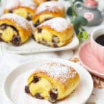 Einen Teller mit Ein Teller mit Blätterteig-Schnitten mit Nutella und Banane und Puderzucker