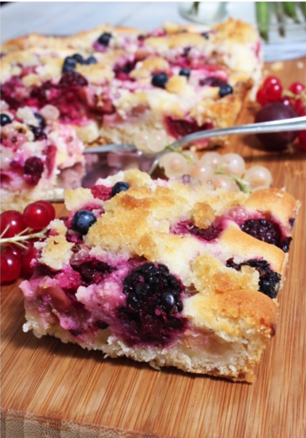 Blechkuchen mit wilden Gartenfrüchten und Mandelkrümeln