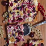 IMG Blechkuchen mit wilden Gartenfrüchten und Mandelkrümeln Rezept