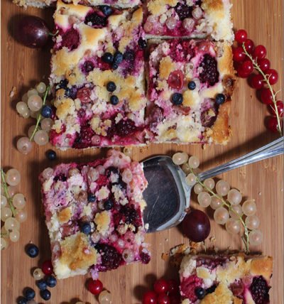 IMG Blechkuchen mit wilden Gartenfrüchten und Mandelkrümeln Rezept