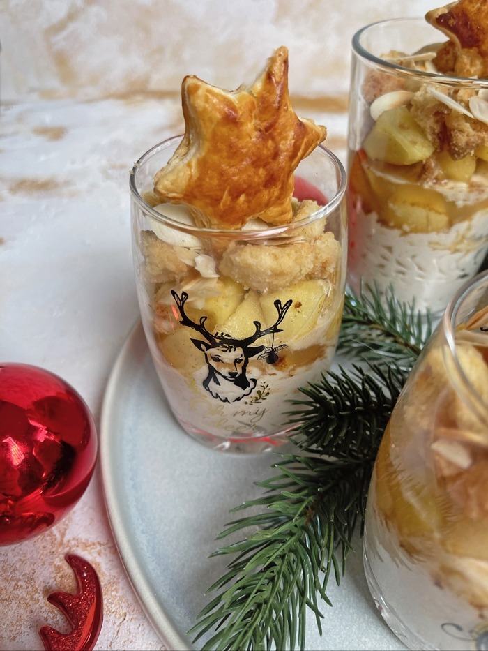 Bratapfel-Crumble auf Zimtcreme - Dessert im Glas