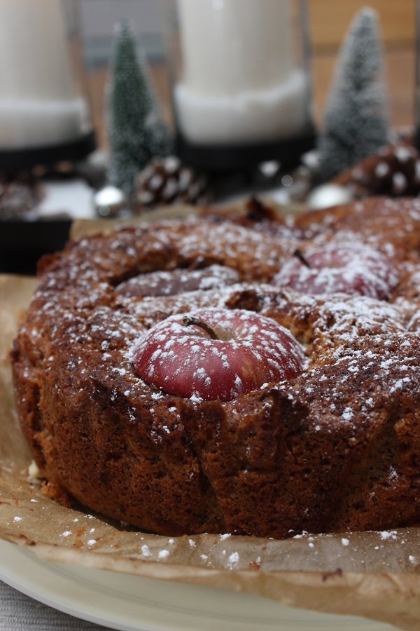 Bratapfelkuchen gefüllt mit nüssen und marzipan zu weihnachten