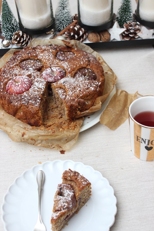 Bratapfelkuchen gefüllt mit Nüssen und Marzipan zu Weihnachten