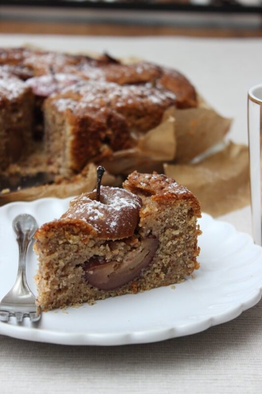 Bratapfelkuchen gefüllt mit Nüssen und Marzipan, Apfelkuchen Rezepte