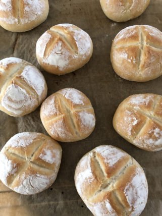 Brötchen selber machen: Einfaches Rezept mit nur 5 Zutaten 5 Brötchen selber machen: Einfaches Rezept mit nur 5 Zutaten