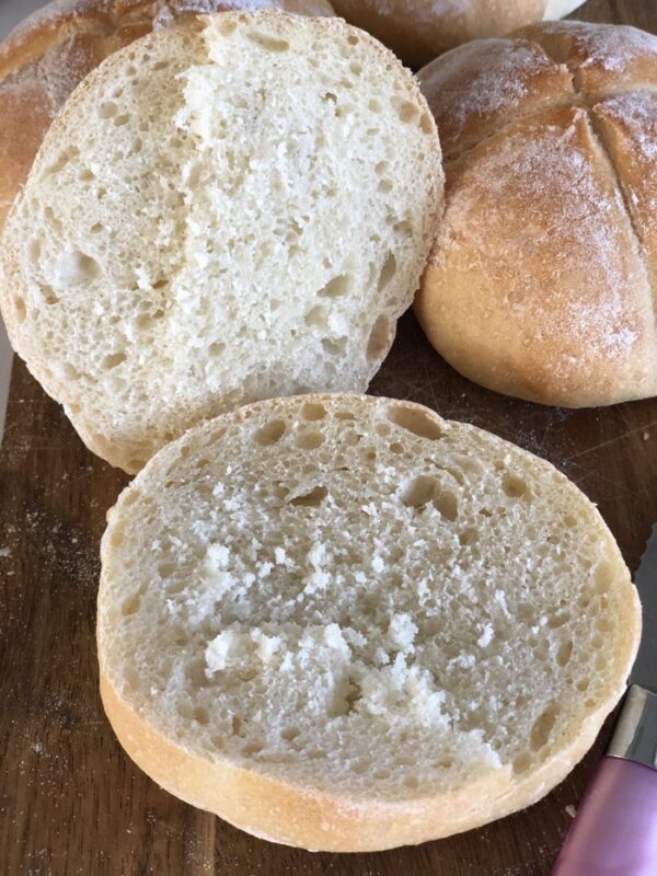 Brötchen selber machen: Einfaches Rezept mit nur 5 Zutaten Brötchen selber machen: Einfaches Rezept mit nur 5 Zutaten