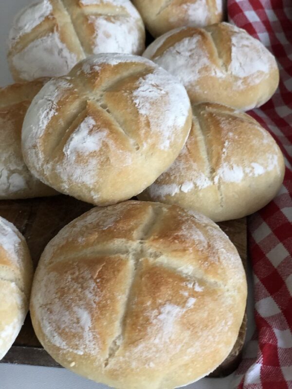 Brötchen selber machen: Einfaches Rezept mit nur 5 Zutaten Brötchen selber machen: Einfaches Rezept mit nur 5 Zutaten