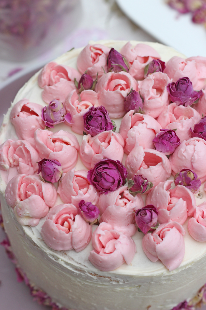 Brombeere-vanille-torte mit rosie rose
