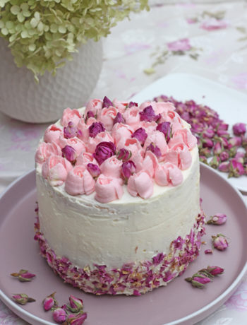 Brombeere-vanille-torte mit essbaren blüten von rosie rose 4
