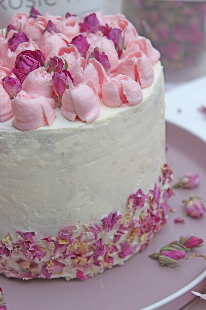 Brombeere-Vanille-Torte mit Rosie Rose 