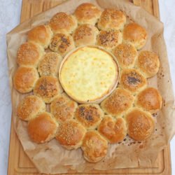IMG Brotkranz mit Ofenkaese Rezept 8