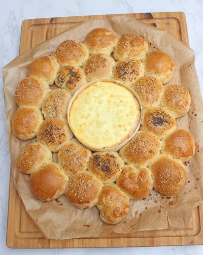 Wahnsinnger Brotkranz mit Ofenkäse - Perfektes Dip-Vergnügen für Silvester 1 IMG Brotkranz mit Ofenkaese Rezept TL