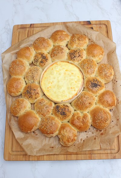 Brotkranz mit Ofenkäse - Perfektes Dip-Vergnügen für Silvester 12