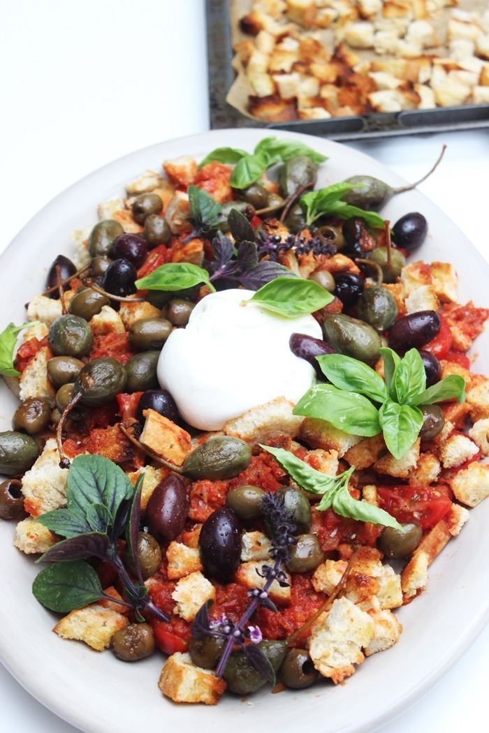 Brotsalat mit Tomaten, Oliven und Burrata