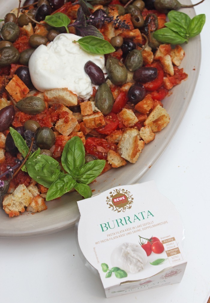 Brotsalat mit Tomaten, Oliven und Burrata