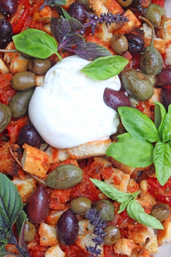 Brotsalat mit Tomaten, Oliven und Burrata