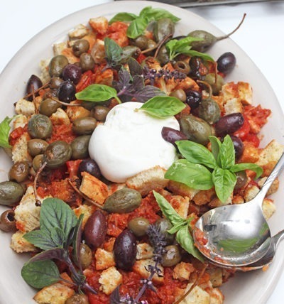 Brotsalat mit Tomaten, Oliven und Burrata 6