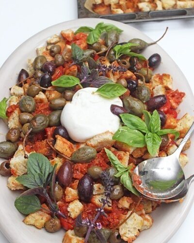 IMG Brotsalat mit Tomaten Oliven und Burrata TL