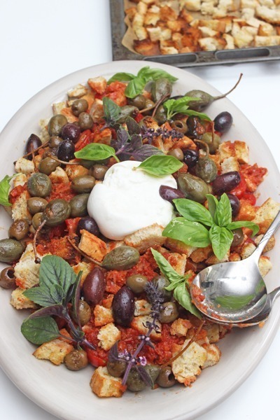 Brotsalat mit Tomaten, Oliven und Burrata 7